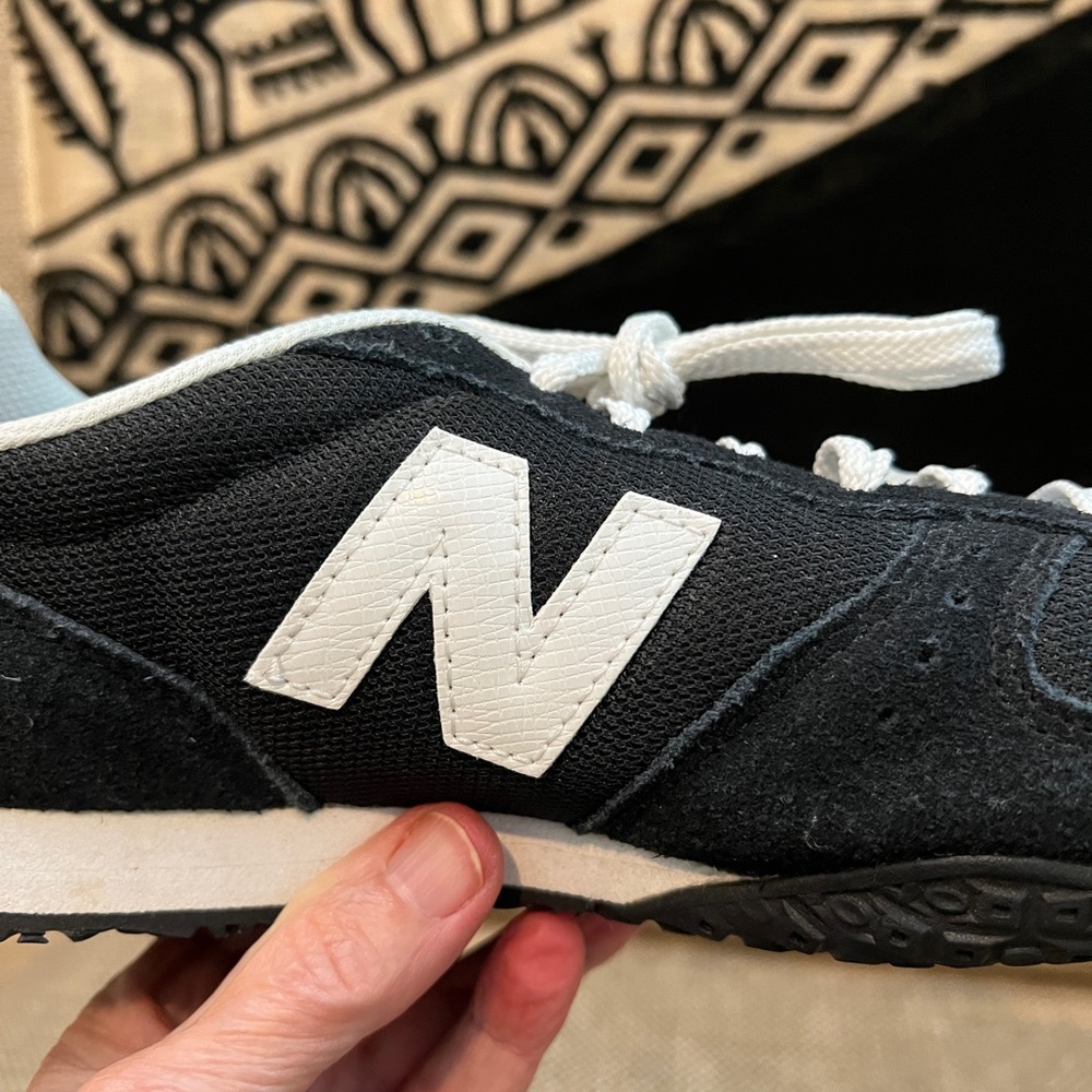 Like new. Ladies New Balance 402 shoes. Size 8. - Picture 7 of 13
